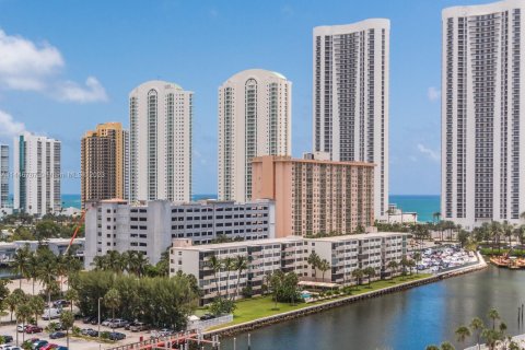 Condo in Sunny Isles Beach, Florida, 1 bedroom  № 700016 - photo 1