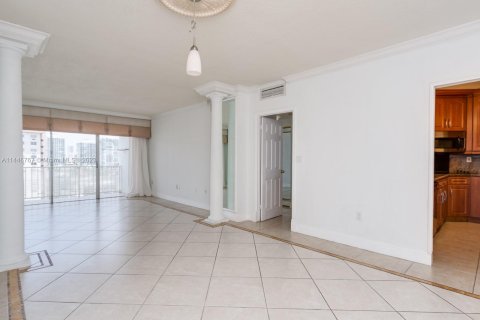 Condo in Sunny Isles Beach, Florida, 1 bedroom  № 700016 - photo 11