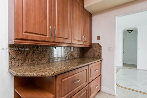 Condo in Sunny Isles Beach, Florida, 1 bedroom  № 700016 - photo 20