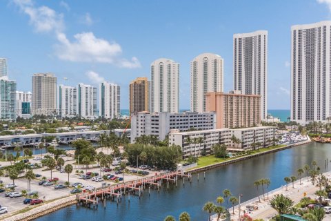 Condo in Sunny Isles Beach, Florida, 1 bedroom  № 700016 - photo 2