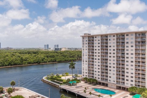 Condo in Sunny Isles Beach, Florida, 1 bedroom  № 700016 - photo 3