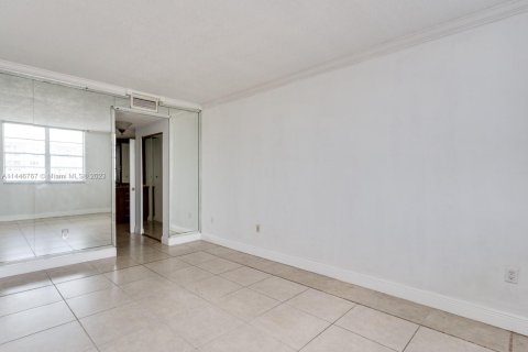 Condo in Sunny Isles Beach, Florida, 1 bedroom  № 700016 - photo 29