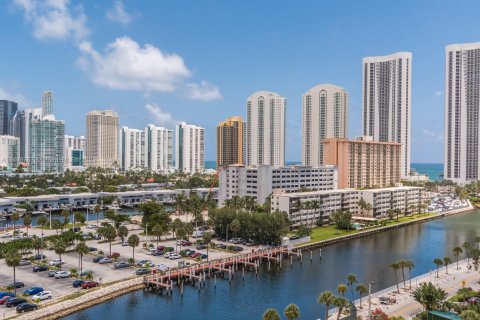 Condo in Sunny Isles Beach, Florida, 1 bedroom  № 700016 - photo 5