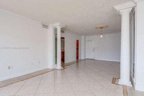 Condo in Sunny Isles Beach, Florida, 1 bedroom  № 700016 - photo 15