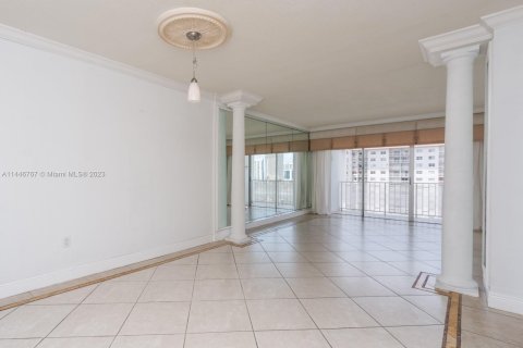 Condo in Sunny Isles Beach, Florida, 1 bedroom  № 700016 - photo 9