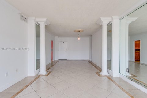 Condo in Sunny Isles Beach, Florida, 1 bedroom  № 700016 - photo 16