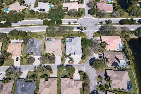 House in Coral Springs, Florida 5 bedrooms, 281.49 sq.m. № 1007552 - photo 2