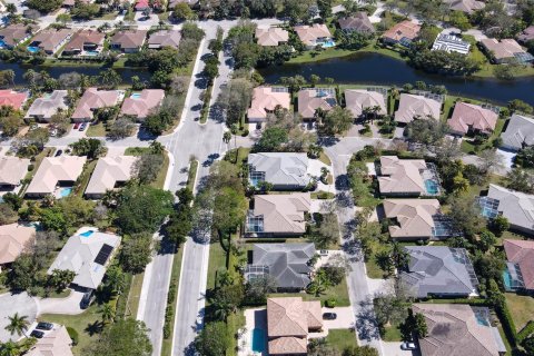 House in Coral Springs, Florida 5 bedrooms, 281.49 sq.m. № 1007552 - photo 1
