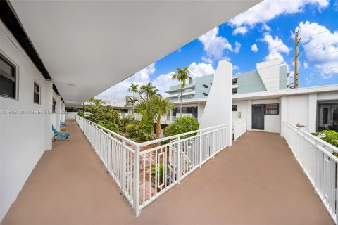 Propiedad comercial en venta en Miami Beach, Florida № 1015996 - foto 15