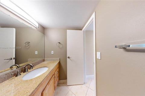 Condominio en venta en Hallandale Beach, Florida, 2 dormitorios, 130.06 m2 № 1206429 - foto 21