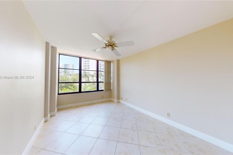 Condominio en venta en Hallandale Beach, Florida, 2 dormitorios, 130.06 m2 № 1206429 - foto 27