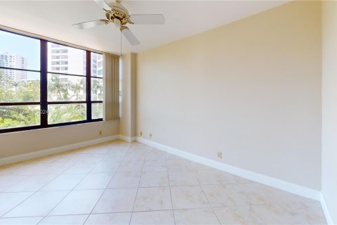 Condominio en venta en Hallandale Beach, Florida, 2 dormitorios, 130.06 m2 № 1206429 - foto 25