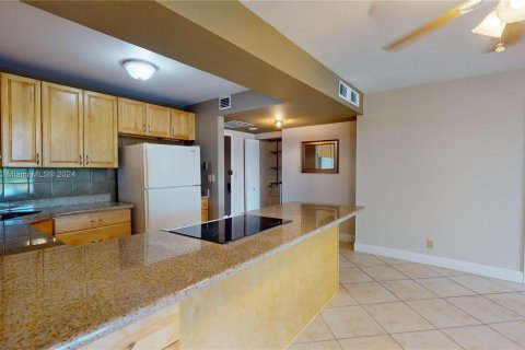 Condominio en venta en Hallandale Beach, Florida, 2 dormitorios, 130.06 m2 № 1206429 - foto 10