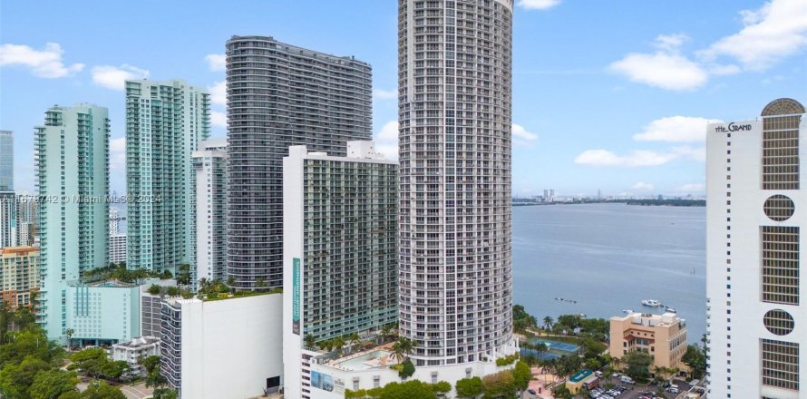 Condominio en Miami, Florida, 2 dormitorios  № 1413582