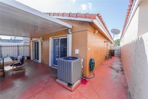 Casa en alquiler en Hialeah, Florida, 3 dormitorios, 108.7 m2 № 1331019 - foto 28