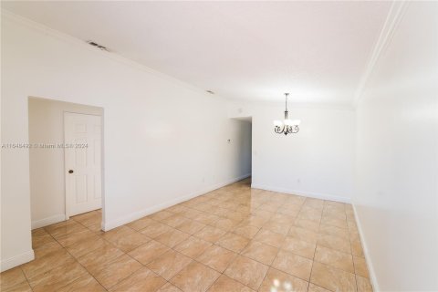 House in Hialeah, Florida 3 bedrooms, 108.7 sq.m. № 1331019 - photo 6