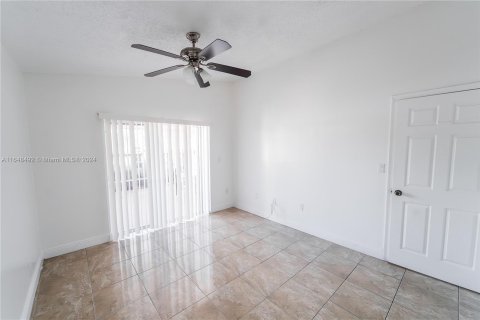 House in Hialeah, Florida 3 bedrooms, 108.7 sq.m. № 1331019 - photo 16