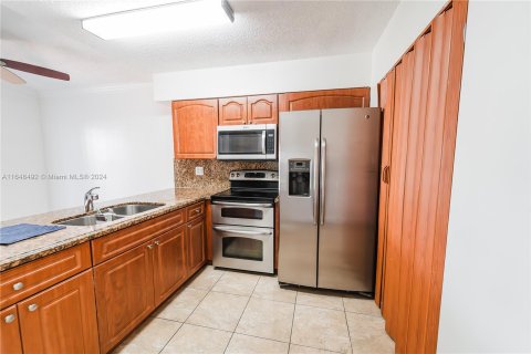 Casa en alquiler en Hialeah, Florida, 3 dormitorios, 108.7 m2 № 1331019 - foto 12