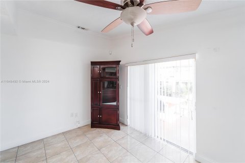 House in Hialeah, Florida 3 bedrooms, 108.7 sq.m. № 1331019 - photo 8