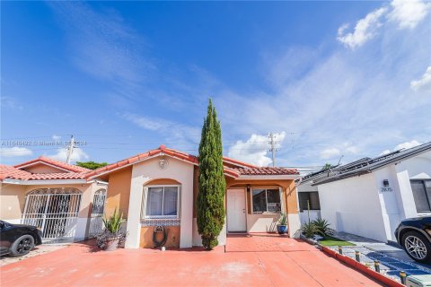 Casa en alquiler en Hialeah, Florida, 3 dormitorios, 108.7 m2 № 1331019 - foto 1