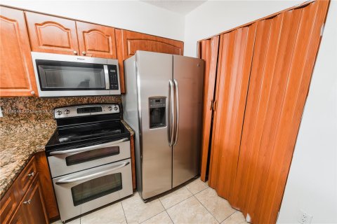 Casa en alquiler en Hialeah, Florida, 3 dormitorios, 108.7 m2 № 1331019 - foto 14