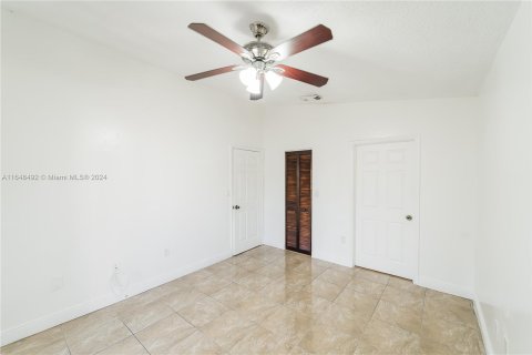 House in Hialeah, Florida 3 bedrooms, 108.7 sq.m. № 1331019 - photo 17