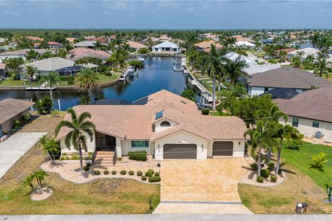 Villa ou maison à vendre à Punta Gorda, Floride: 4 chambres, 267.37 m2 № 1194170 - photo 1