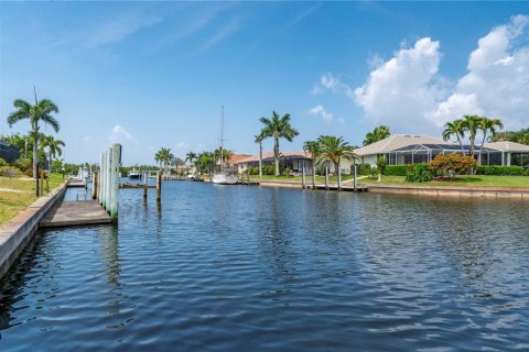 House in Punta Gorda, Florida 4 bedrooms, 267.37 sq.m. № 1194170 - photo 2