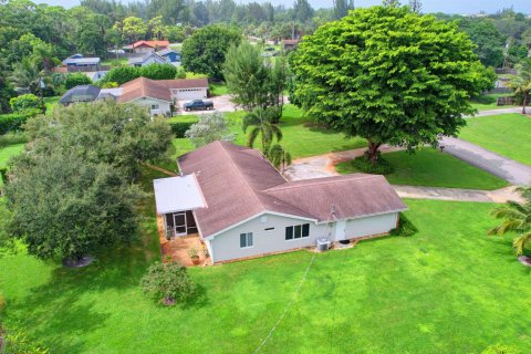 House in West Palm Beach, Florida 3 bedrooms, 144.74 sq.m. № 1092325 - photo 1