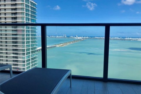 Condominio en alquiler en Miami, Florida, 2 dormitorios, 98.2 m2 № 71411 - foto 1