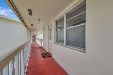 Condo in West Palm Beach, Florida, 2 bedrooms  № 1141372 - photo 1