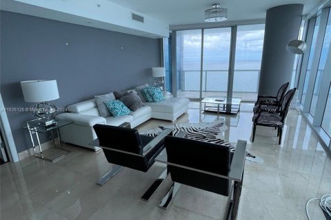 House in Sunny Isles Beach, Florida 4 bedrooms, 222.41 sq.m. № 1305770 - photo 29