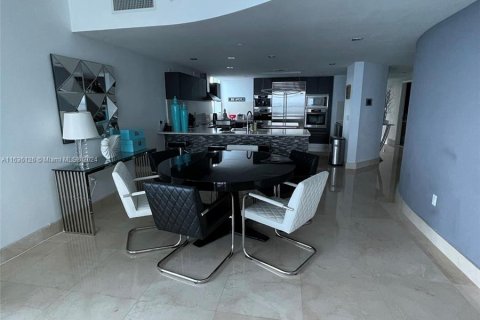 House in Sunny Isles Beach, Florida 4 bedrooms, 222.41 sq.m. № 1305770 - photo 6