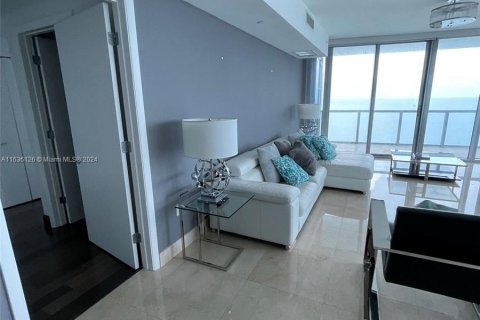 House in Sunny Isles Beach, Florida 4 bedrooms, 222.41 sq.m. № 1305770 - photo 5