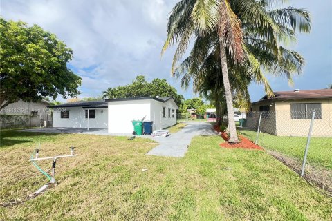 House in Miami, Florida 4 bedrooms, 102.56 sq.m. № 1293744 - photo 23