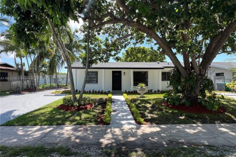 Villa ou maison à vendre à Miami, Floride: 4 chambres, 102.56 m2 № 1293744 - photo 2