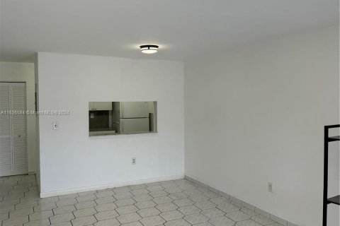 Condominio en alquiler en Miami, Florida, 2 dormitorios, 75.44 m2 № 1387799 - foto 3