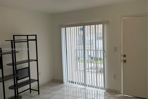 Condominio en alquiler en Miami, Florida, 2 dormitorios, 75.44 m2 № 1387799 - foto 4