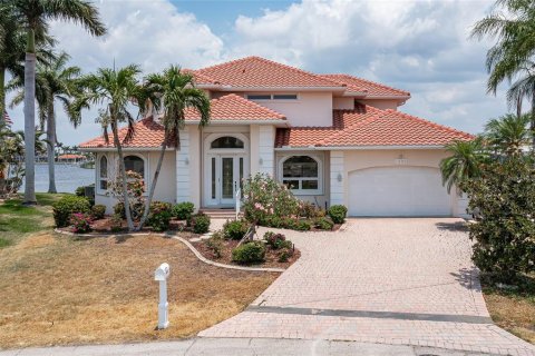 Villa ou maison à vendre à Punta Gorda, Floride: 4 chambres, 341.88 m2 № 1194226 - photo 1