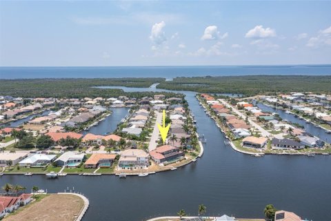 House in Punta Gorda, Florida 4 bedrooms, 341.88 sq.m. № 1194226 - photo 9