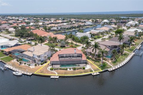 House in Punta Gorda, Florida 4 bedrooms, 341.88 sq.m. № 1194226 - photo 13