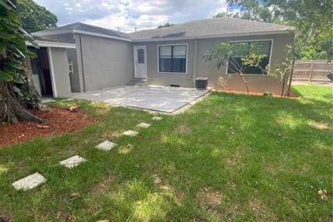 House in Tampa, Florida 3 bedrooms, 98.38 sq.m. № 1385439 - photo 11