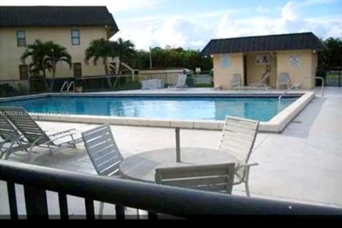 Townhouse in Pembroke Pines, Florida 2 bedrooms, 73.11 sq.m. № 1370739 - photo 3