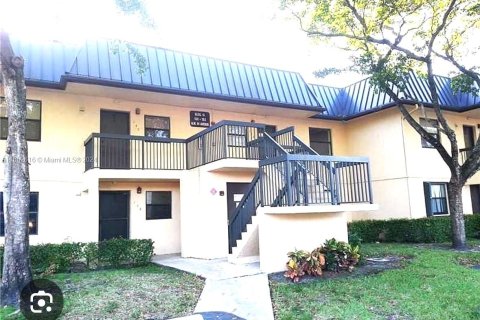 Townhouse in Pembroke Pines, Florida 2 bedrooms, 73.11 sq.m. № 1370739 - photo 1