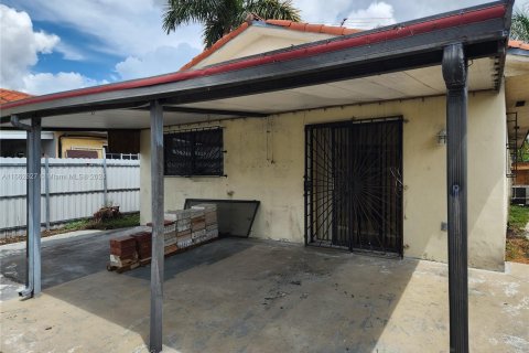 Casa en venta en Hialeah, Florida, 3 dormitorios, 122.17 m2 № 1370741 - foto 13