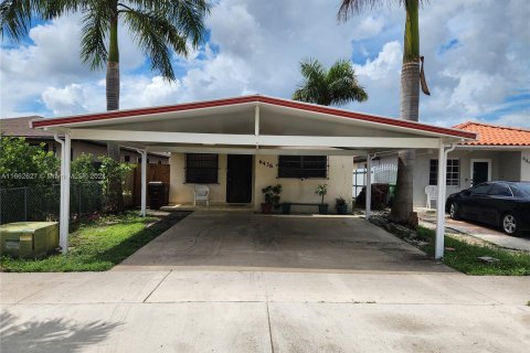 House in Hialeah, Florida 3 bedrooms, 122.17 sq.m. № 1370741 - photo 1