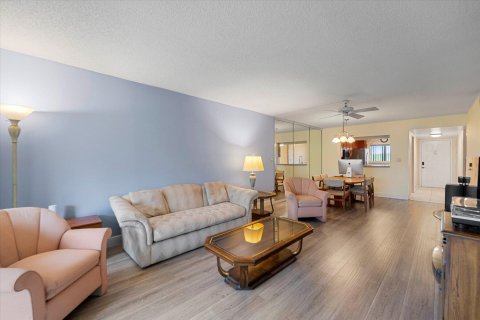 Condo in Lake Worth, Florida, 2 bedrooms  № 1182315 - photo 13