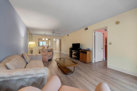 Condo in Lake Worth, Florida, 2 bedrooms  № 1182315 - photo 12