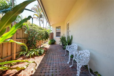 Townhouse in Wilton Manors, Florida 3 bedrooms, 246.47 sq.m. № 871206 - photo 20