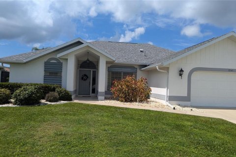 House in Punta Gorda, Florida 3 bedrooms, 136.94 sq.m. № 1361534 - photo 1